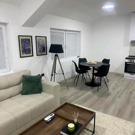 Centar-moderan Dvosoban Stan U Centru *